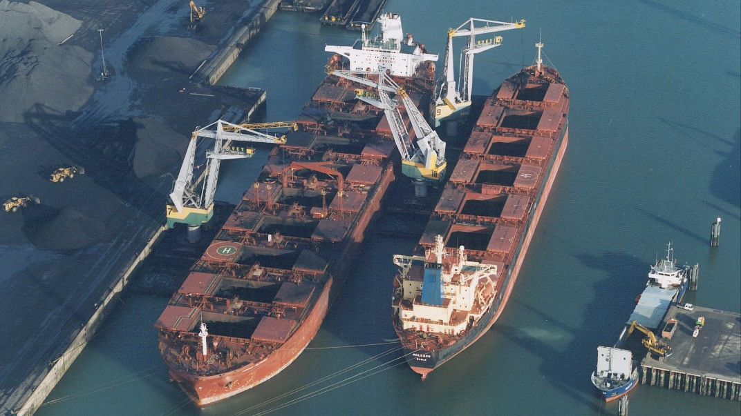 Twee grote schepen in de haven